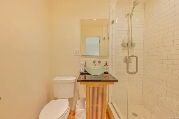 Great Neck, NY 11021,21 Bond St #2N