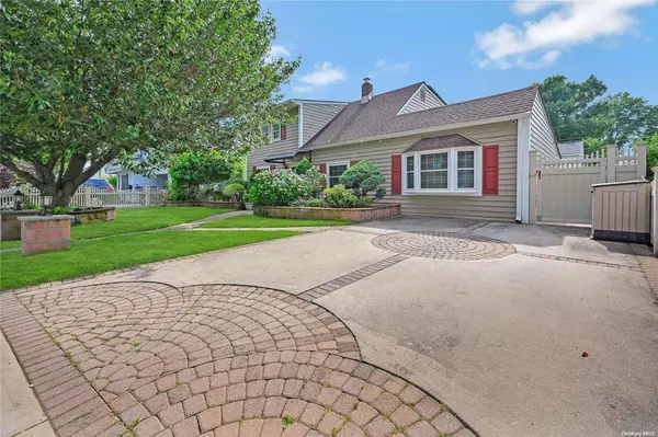 Levittown, NY 11756,20 Gardenia LN