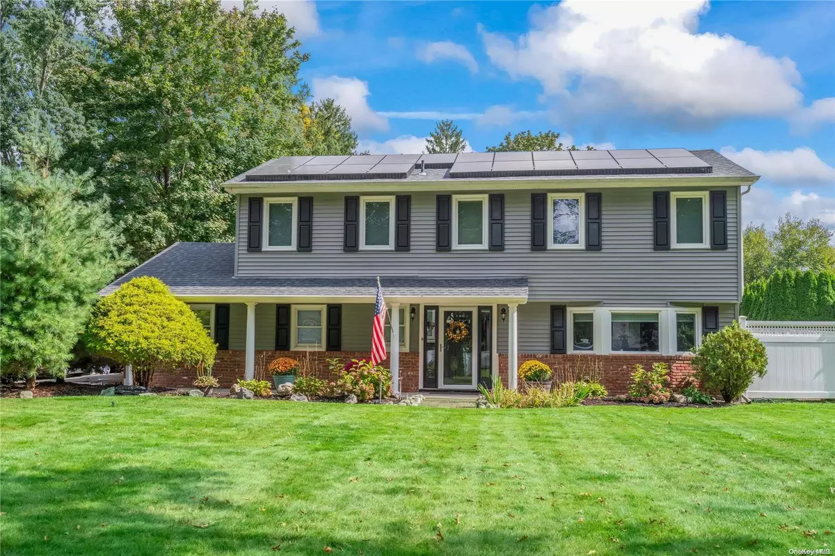 East Northport, NY 11731,10 Meadowrue LN