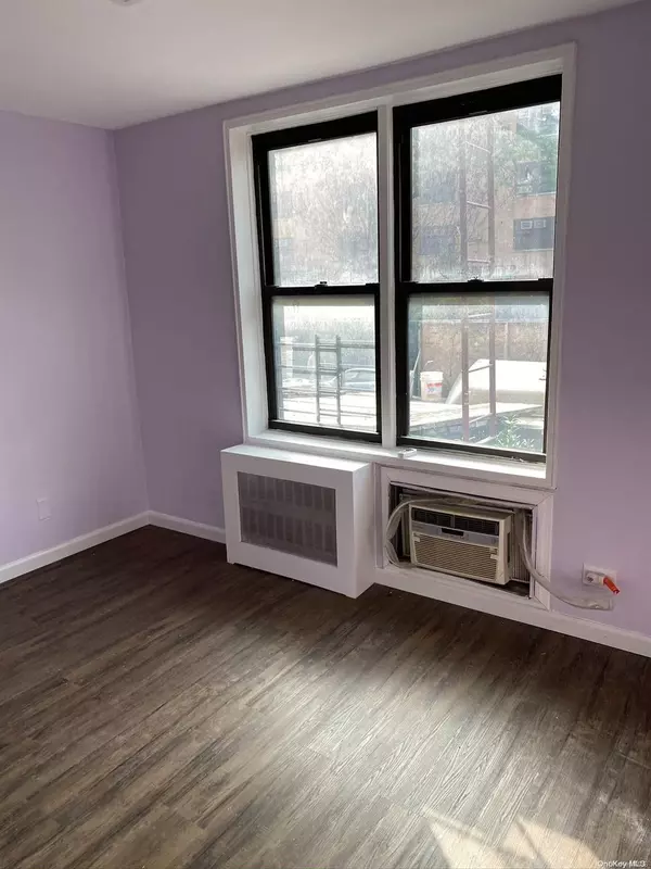 Elmhurst, NY 11373,81-14 Baxter AVE #1E