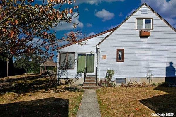 Bellmore, NY 11710,9 Surrey LN