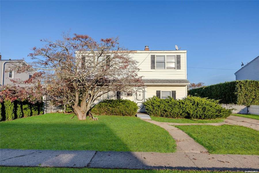 174 Swan LN, Levittown, NY 11756