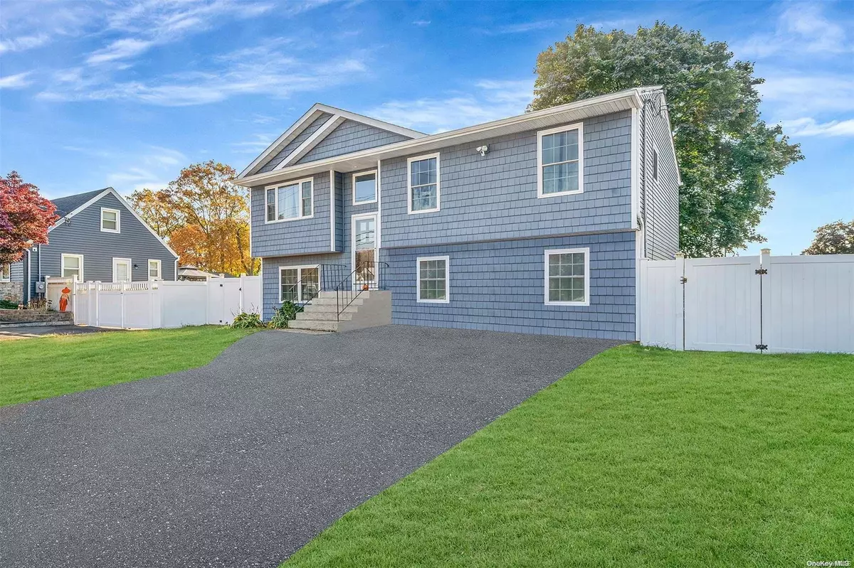 West Babylon, NY 11704,94 Magaw PL