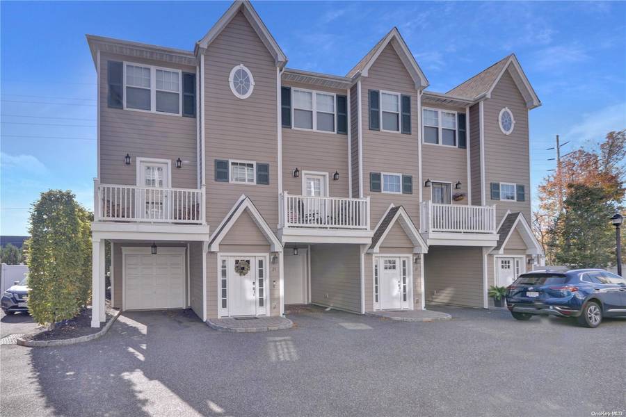 23 Hearthstone CT #23, Farmingdale, NY 11735