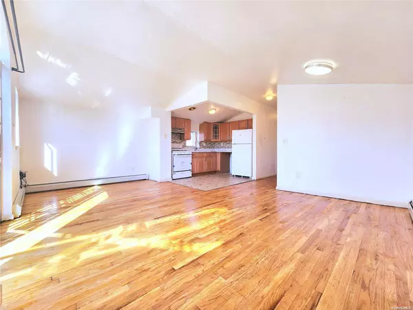 Middle Village, NY 11379,60-11 83 PL #3rd Fl