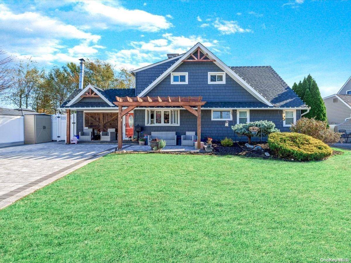 17 Tinder LN, Levittown, NY 11756