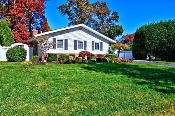 Commack, NY 11725,17 Cedarwood LN