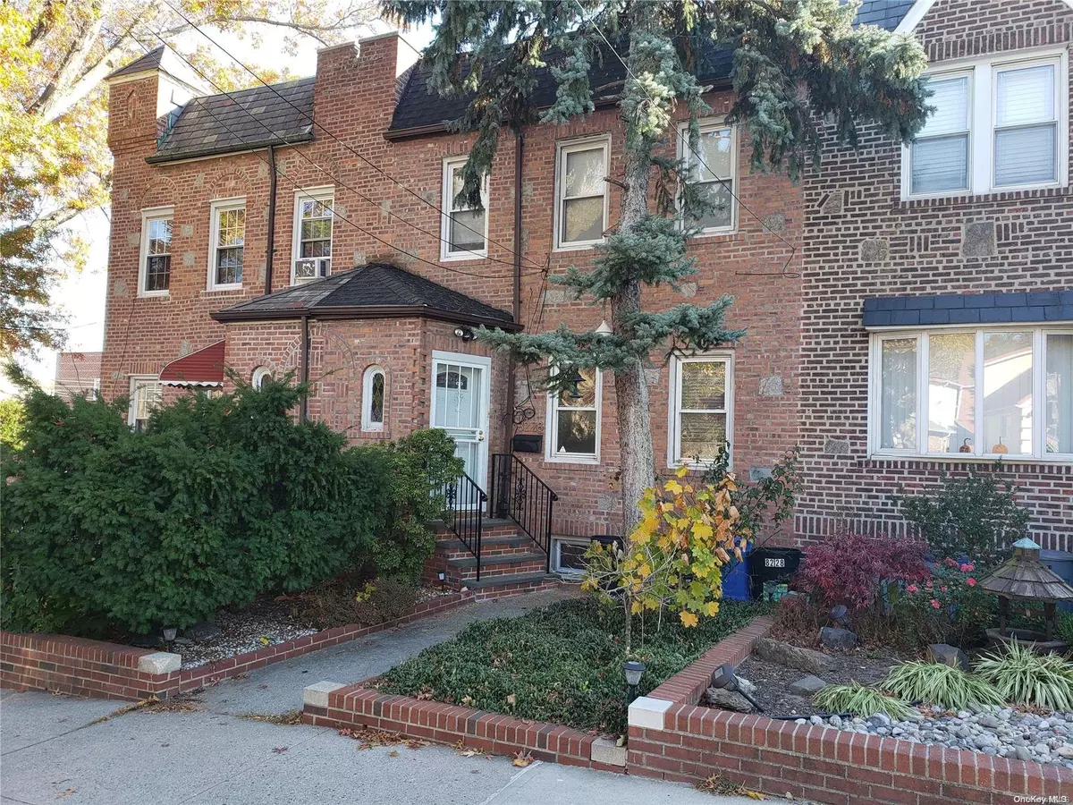 Middle Village, NY 11379,82-28 Penelope AVE