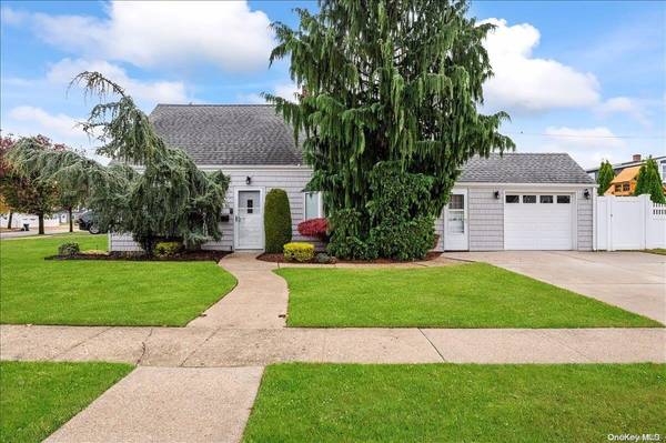 61 Spring LN, Levittown, NY 11756