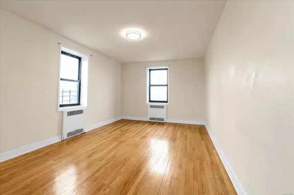 Jackson Heights, NY 11372,92-11 35 Ave #5E