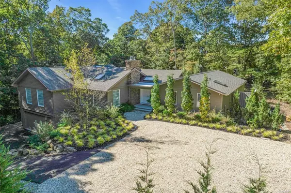 16 Rsmorw CT, Hampton Bays, NY 11946