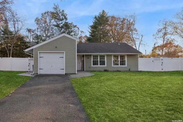 Coram, NY 11727,6 Hale LN