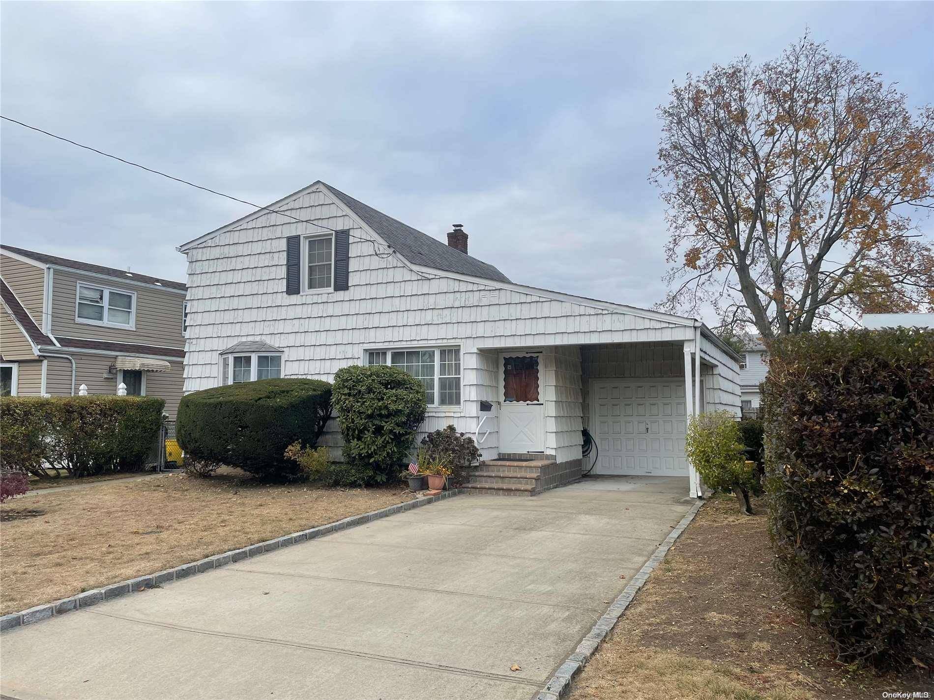 12 Lowell PL, Hicksville, NY 11801