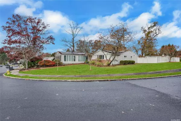 Hauppauge, NY 11788,23 Bluff CIR