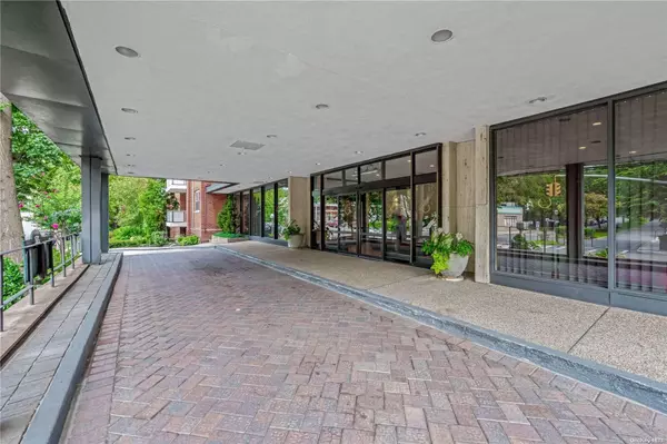 Great Neck, NY 11021,1 Kensington #223