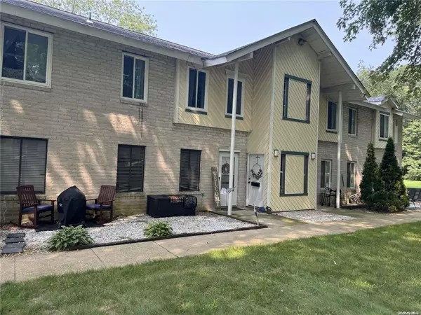 5 Navajo CT #5, Coram, NY 11727