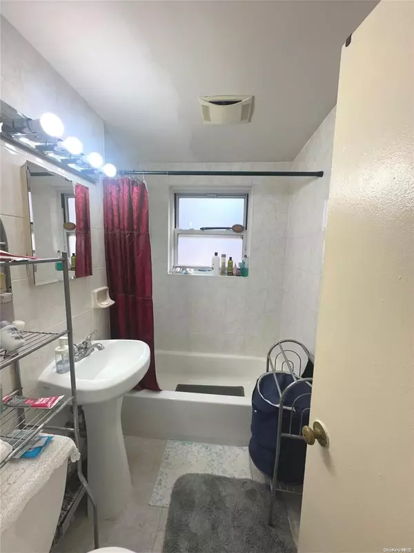 Flushing, NY 11367,69-42 Kissena Blvd #137A