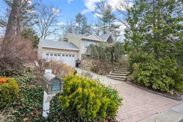 Roslyn, NY 11576,11 The Poplars