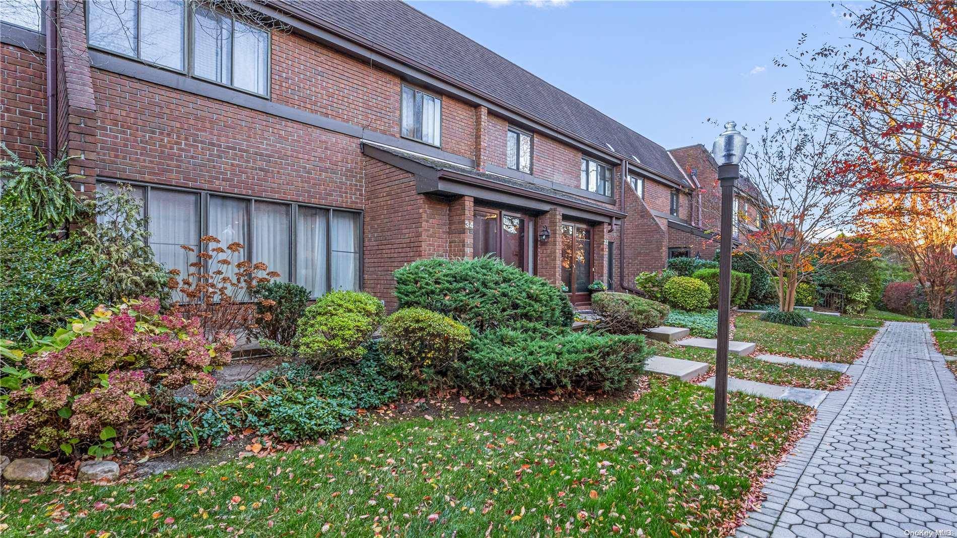 34 Chestnut HL #34, Roslyn, NY 11576