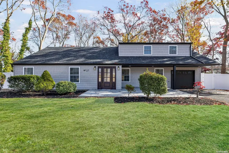27 Campus LN, Ronkonkoma, NY 11779