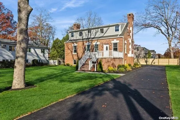 605 Muncey RD, West Islip, NY 11795