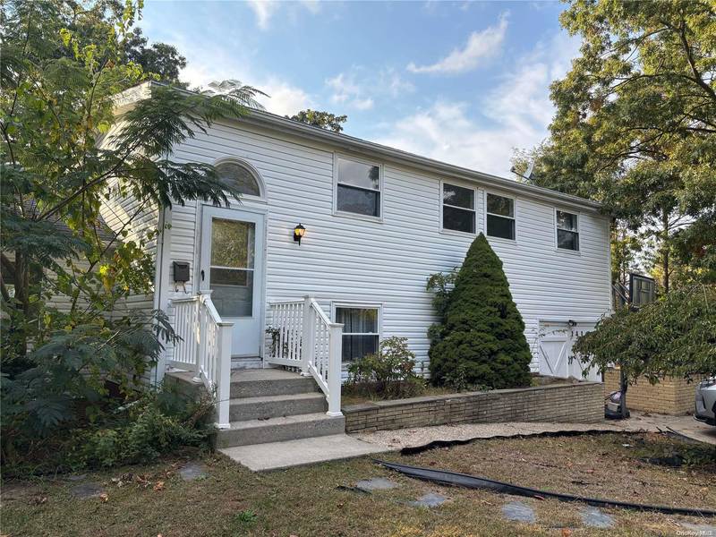 290 Arrowhead LN, South Setauket, NY 11720