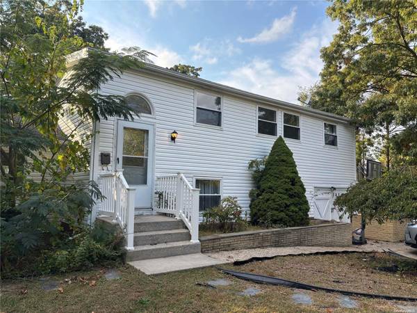 290 Arrowhead LN, South Setauket, NY 11720