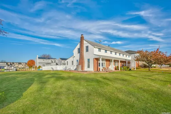 1 Jetmore PL, Massapequa, NY 11758