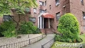 Briarwood, NY 11435,82-35 134th ST #5F