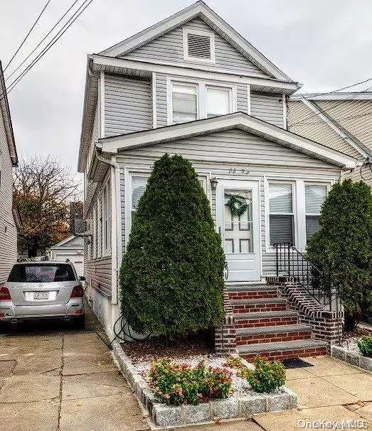 Floral Park, NY 11001,92-55 246th ST