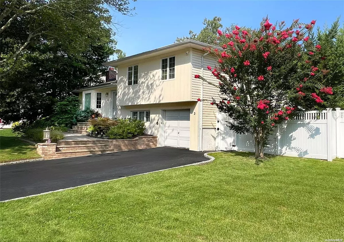 Old Bethpage, NY 11804,3 Lesley LN