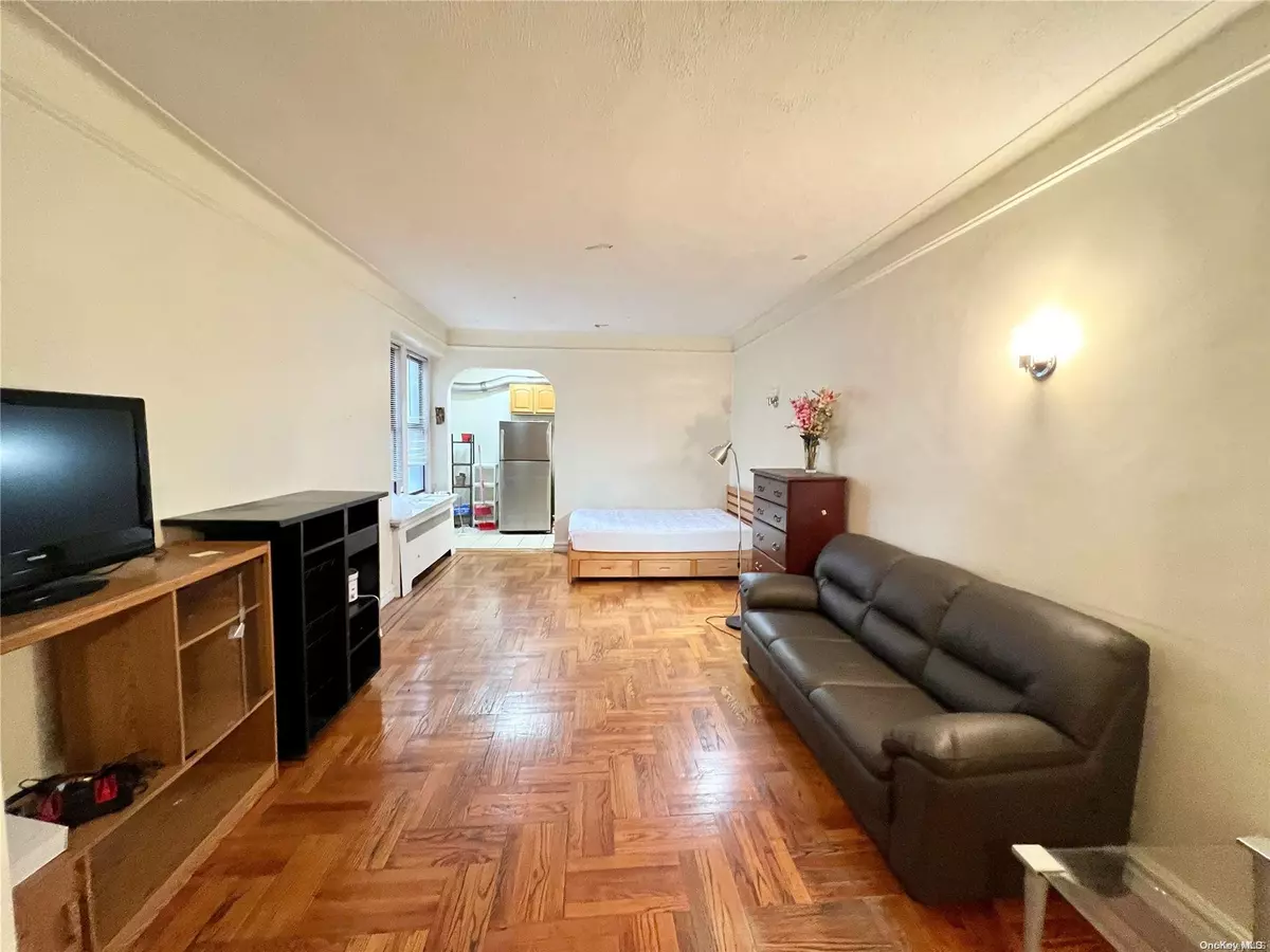 Flushing, NY 11355,43-55 Kissena Blvd #3E