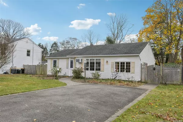 East Patchogue, NY 11772,10 Dogwood LN