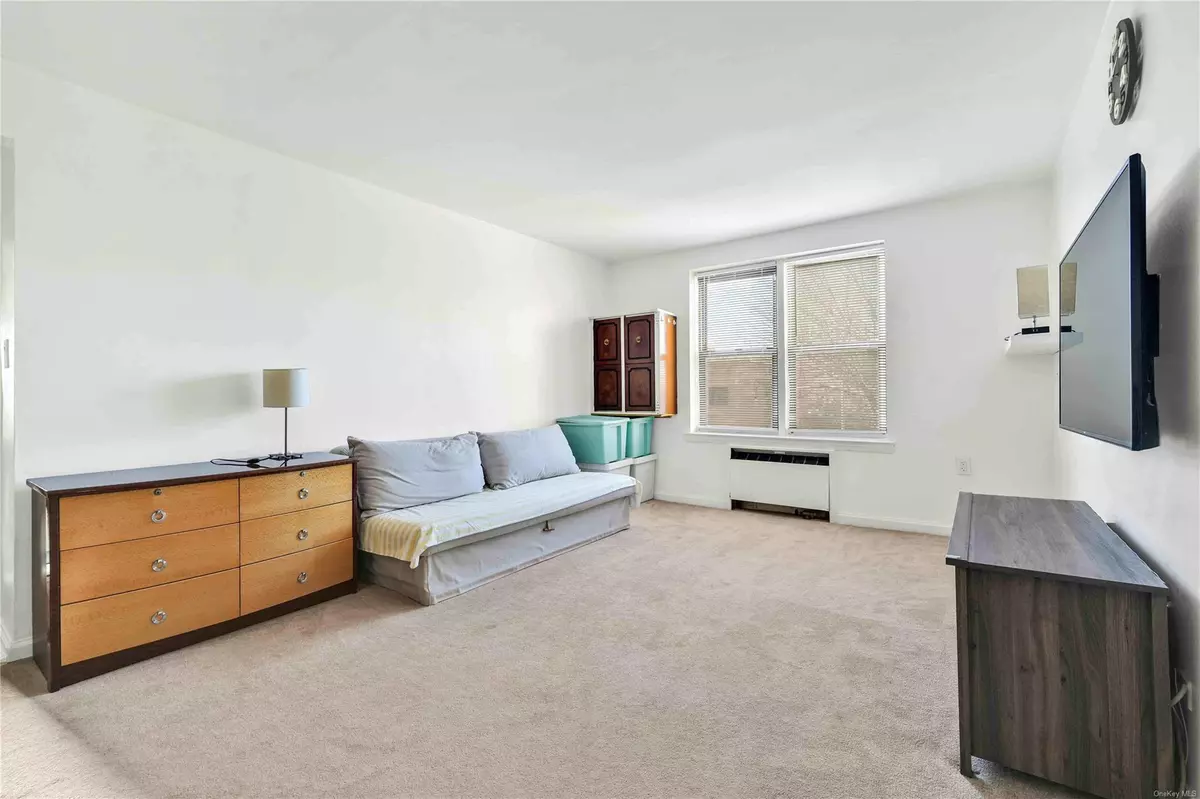 Flushing, NY 11358,170-06 Crocheron AVE #2C