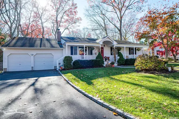 6 Cinderella LN, Saint James, NY 11780