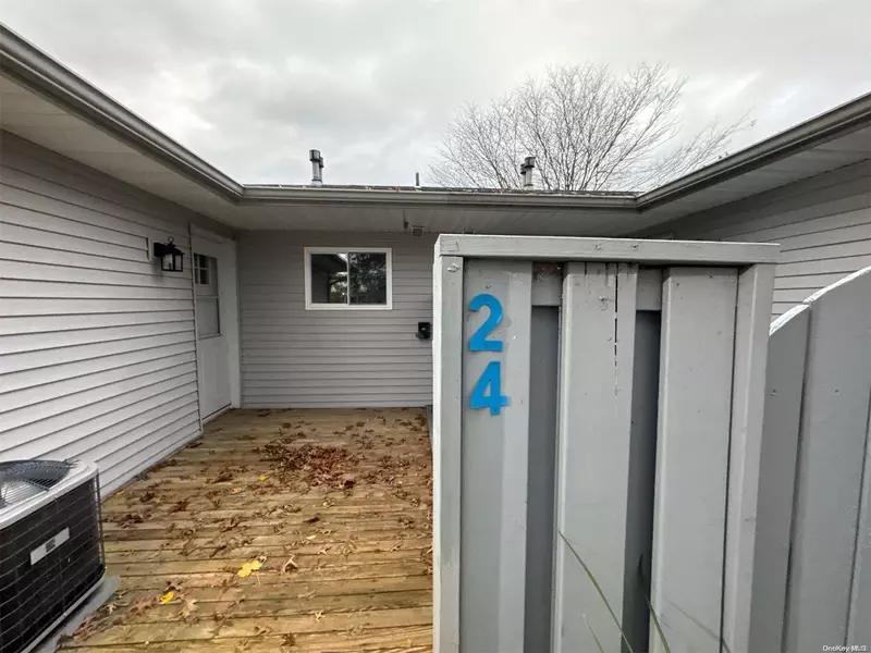 24 Feller DR #24, Central Islip, NY 11722