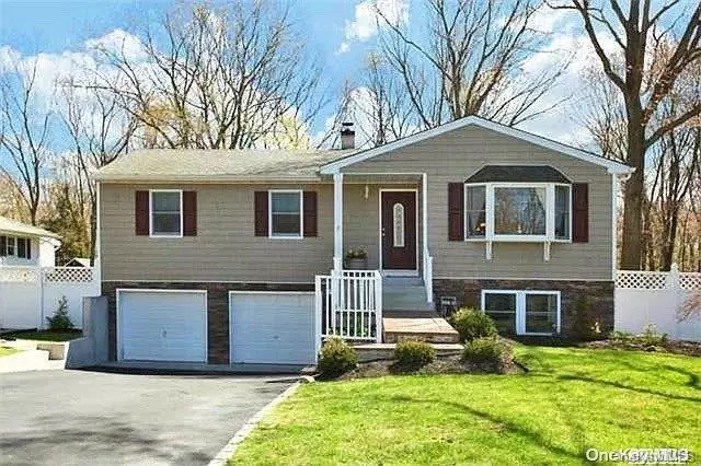 Smithtown, NY 11787,17 Sheppard LN