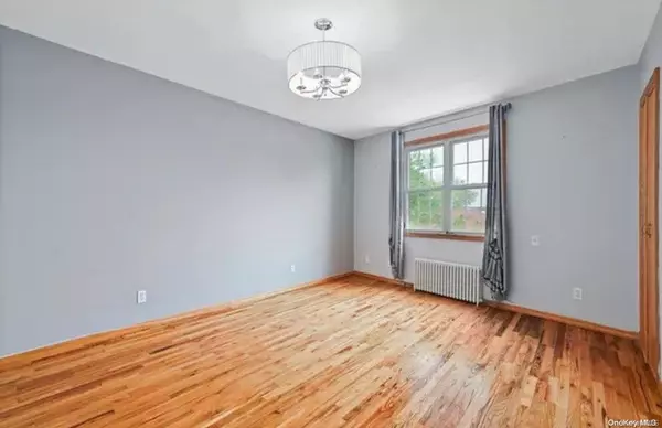 Middle Village, NY 11379,78-18 69th AVE