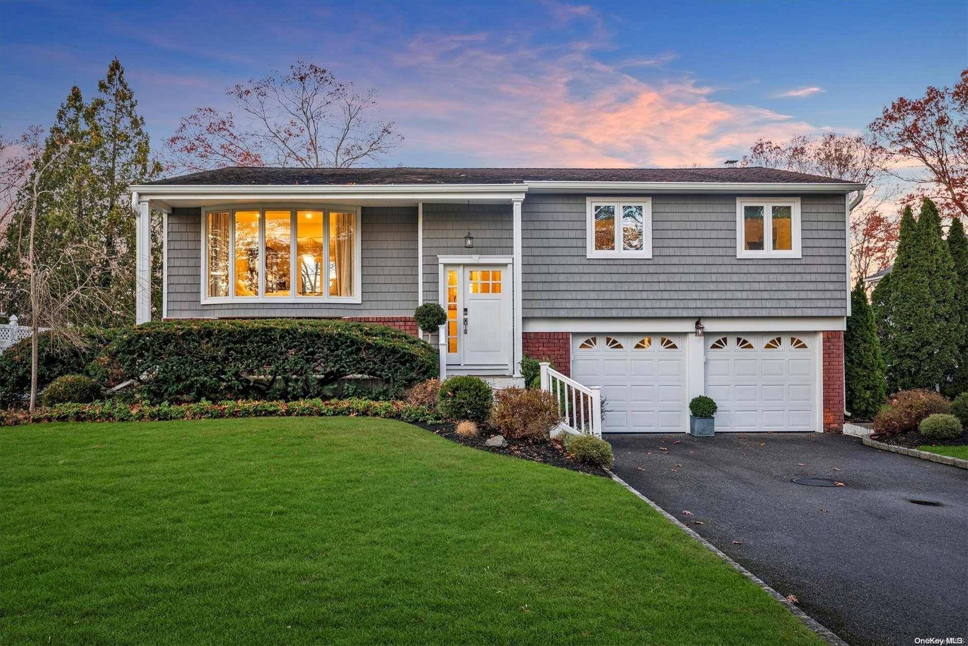 29 Stuyvesant LN, Smithtown, NY 11787