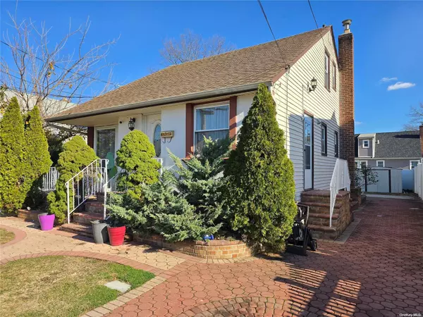 Uniondale, NY 11553,461 Greengrove AVE