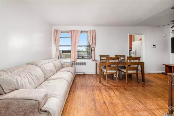 Maspeth, NY 11378,52-24 65 PL #3K