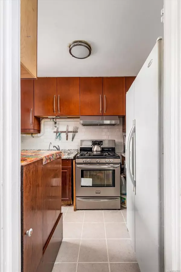 Maspeth, NY 11378,52-24 65 PL #3K