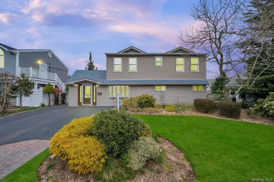 11 Berry LN, Hicksville, NY 11801