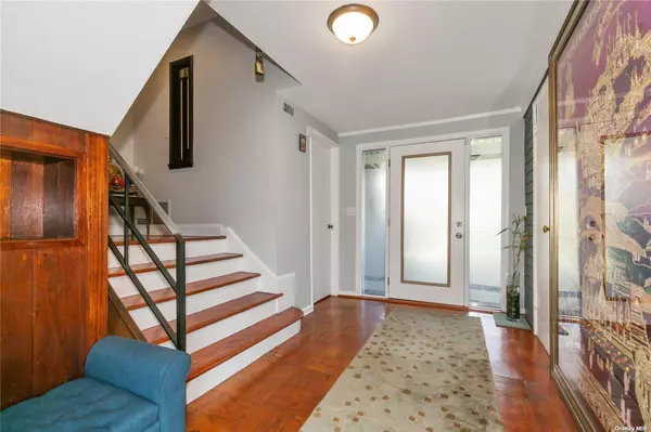 Westbury, NY 11590,523 Cambridge AVE