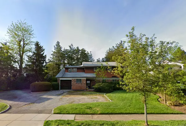 15 Glen LN, Kings Park, NY 11754