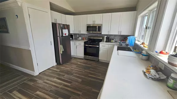 Lindenhurst, NY 11757,88 Bayview AVE
