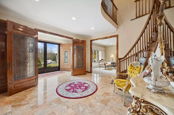 Dix Hills, NY 11746,6 Heather CT