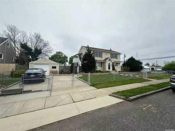 Lindenhurst, NY 11757,26 Farragut AVE