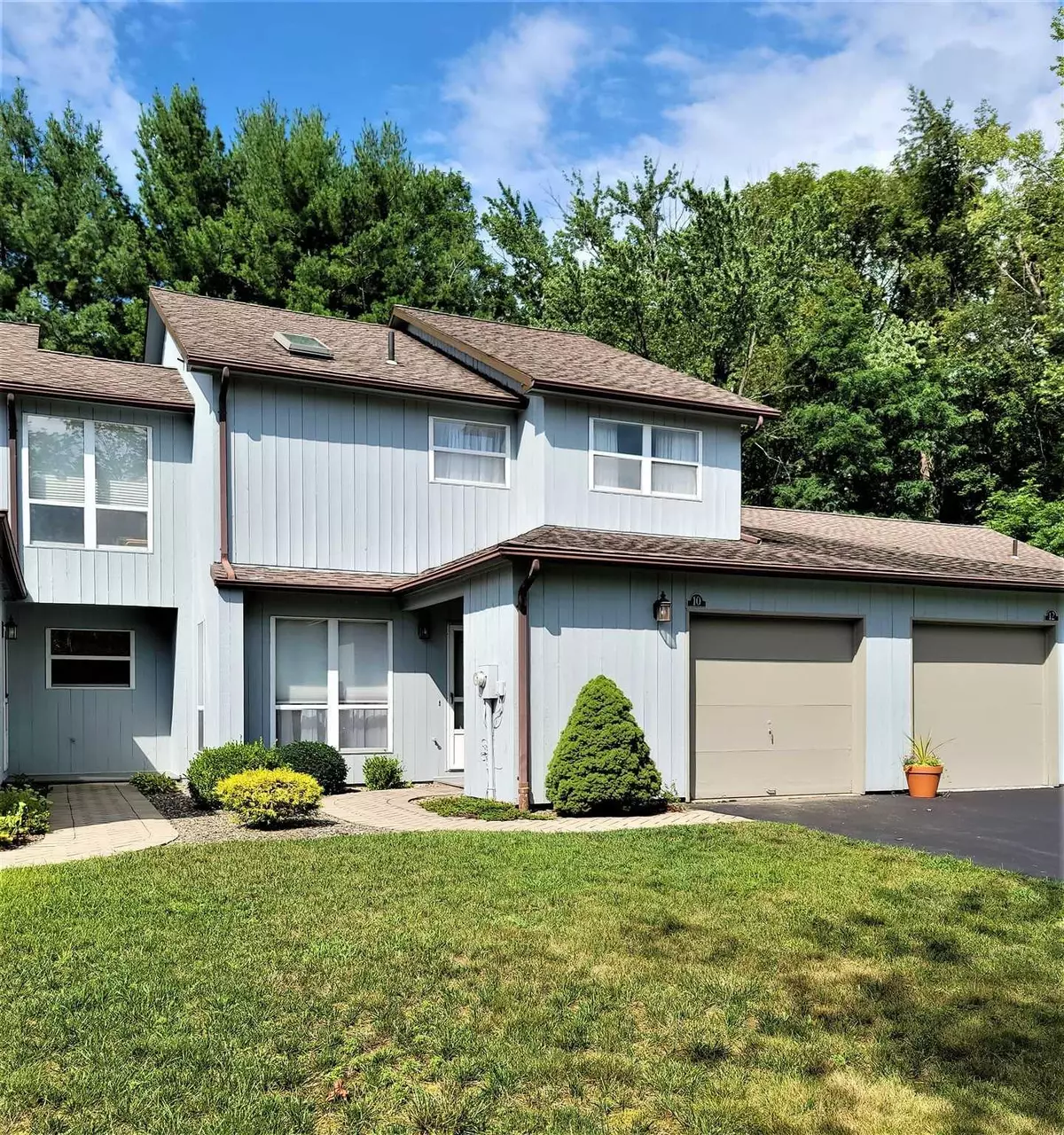 Rhinebeck, NY 12572,10 KNOLL