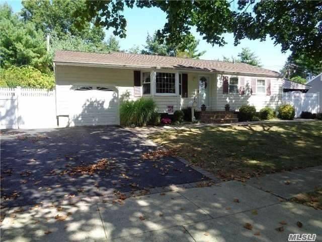 34 Spinner LN, Commack, NY 11725